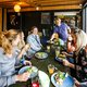 Zelfs oubollige paprika’s en matige wijn kunnen de avond bij Oma Ietje niet verpesten (6)