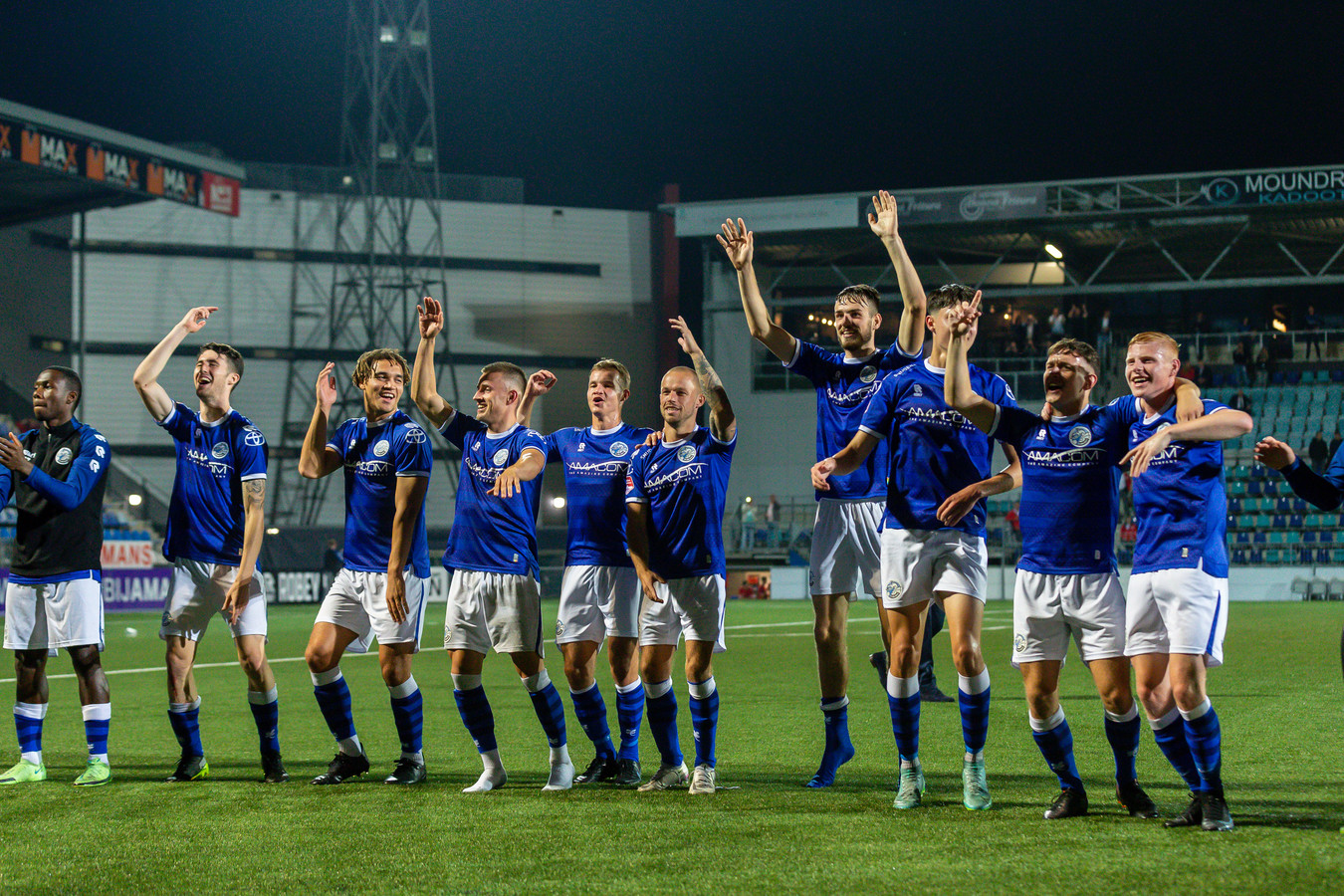 De spelers van FC Den Bosch vieren de 2-1-zege op Jong AZ voor de M-Side.