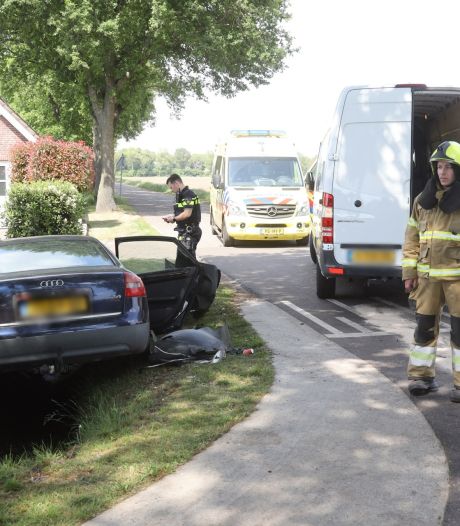Auto belandt in sloot bij botsing met bestelbus in Venhorst