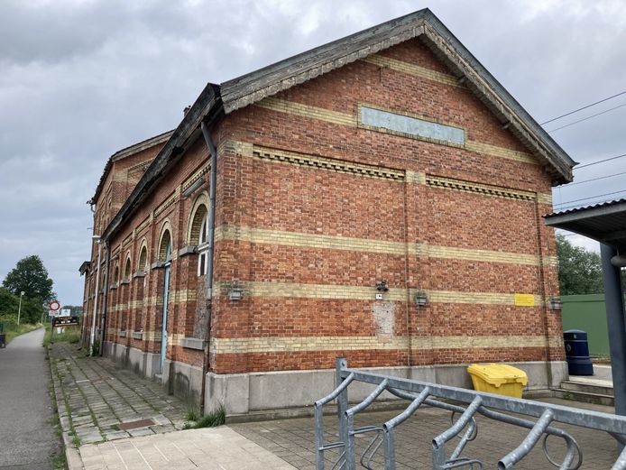 Het stationsgebouw in Beervelde zal onder de sloophamer verdwijnen.