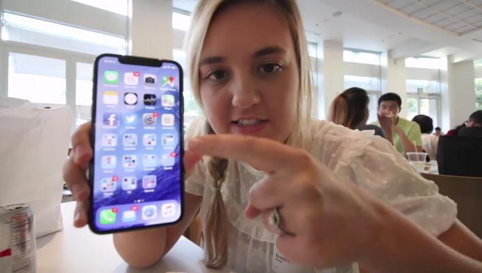Brooke Amelia Peterson toonde vorige week de nieuwe iPhone X in een virale YouTube-video.