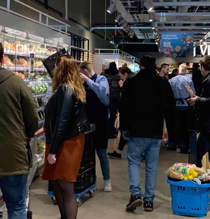 Klanten drommen samen in de AH-supermarkt in Kampen, tot grote ergernis van burgemeester Bort Koelewijn.