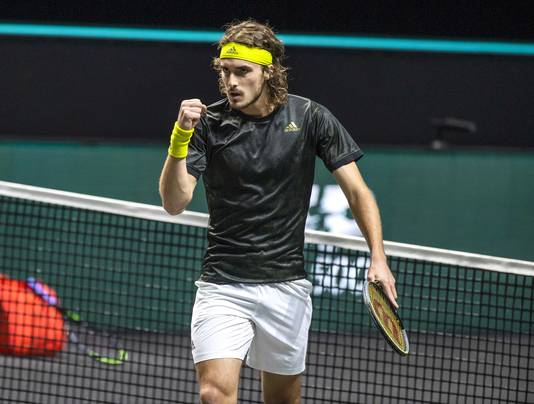 Tsitsipas overleeft opnieuw en knokt zich naar halve ...