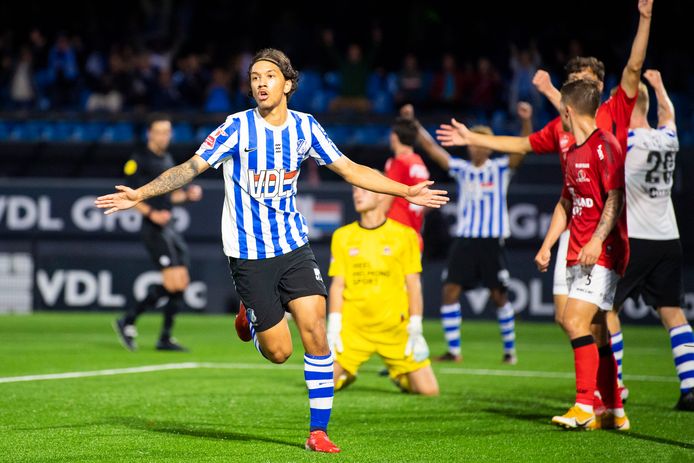 Enrico Hernandez viert zijn 3-1 tegen Helmond Sport.