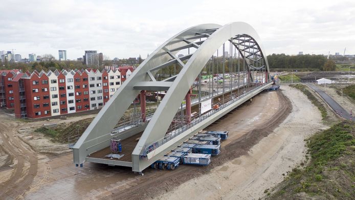 De nieuwe spoorbrug over het Amsterdam-Rijnkanaal in Utrecht wordt over een speciaal daarvoor aangelegde weg naar zijn plaats gereden. FOTO: Peter Bakker