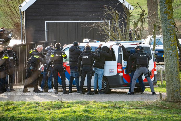 Bij een schietpartij in Zwartewaal zijn zeven mensen aangehouden.