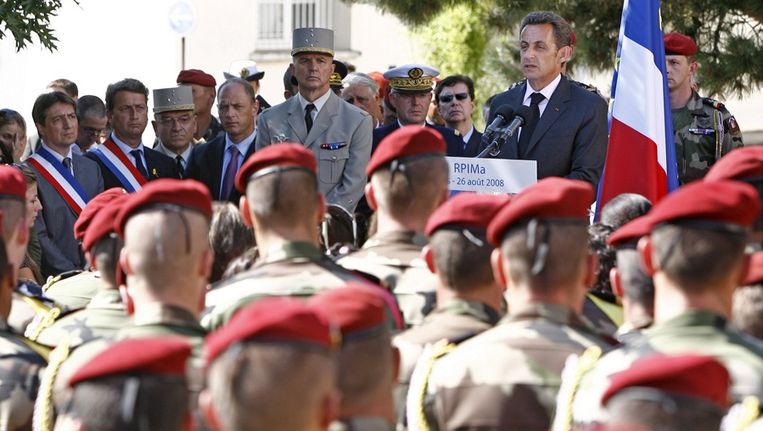Nicolas Sarkozy spreekt in augustus 2008 Franse troepen toe, nadat 10 soldaten in Afghanistan door een bermbom werden gedood. © epa Beeld 