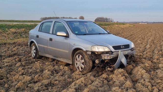Automobilist vliegt sloot over tussen Elburg en Dronten en eindigt op akker