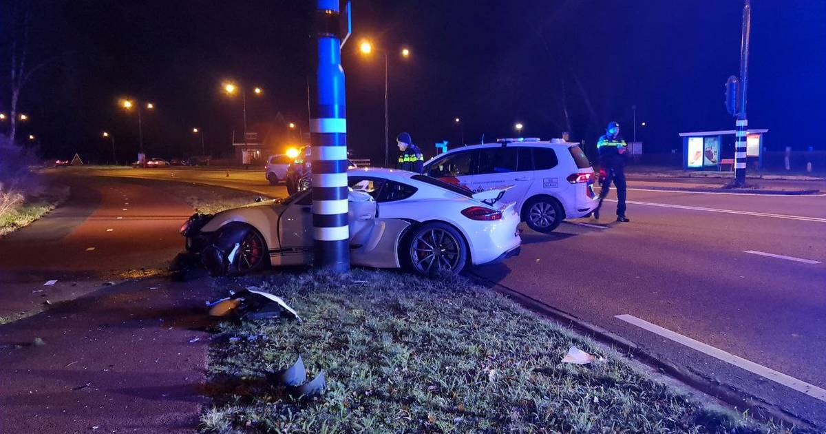 Porsche zwaar beschadigd bij eenzijdig ongeval op Auke Vleerstraat in Enschede.