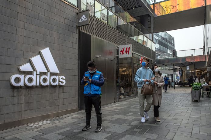 Een H&M-vestiging in Sanlitun in Peking. De Zweedse kledingketen en andere westerse merken zijn op sociale media het mikpunt van woede van veel Chinezen.