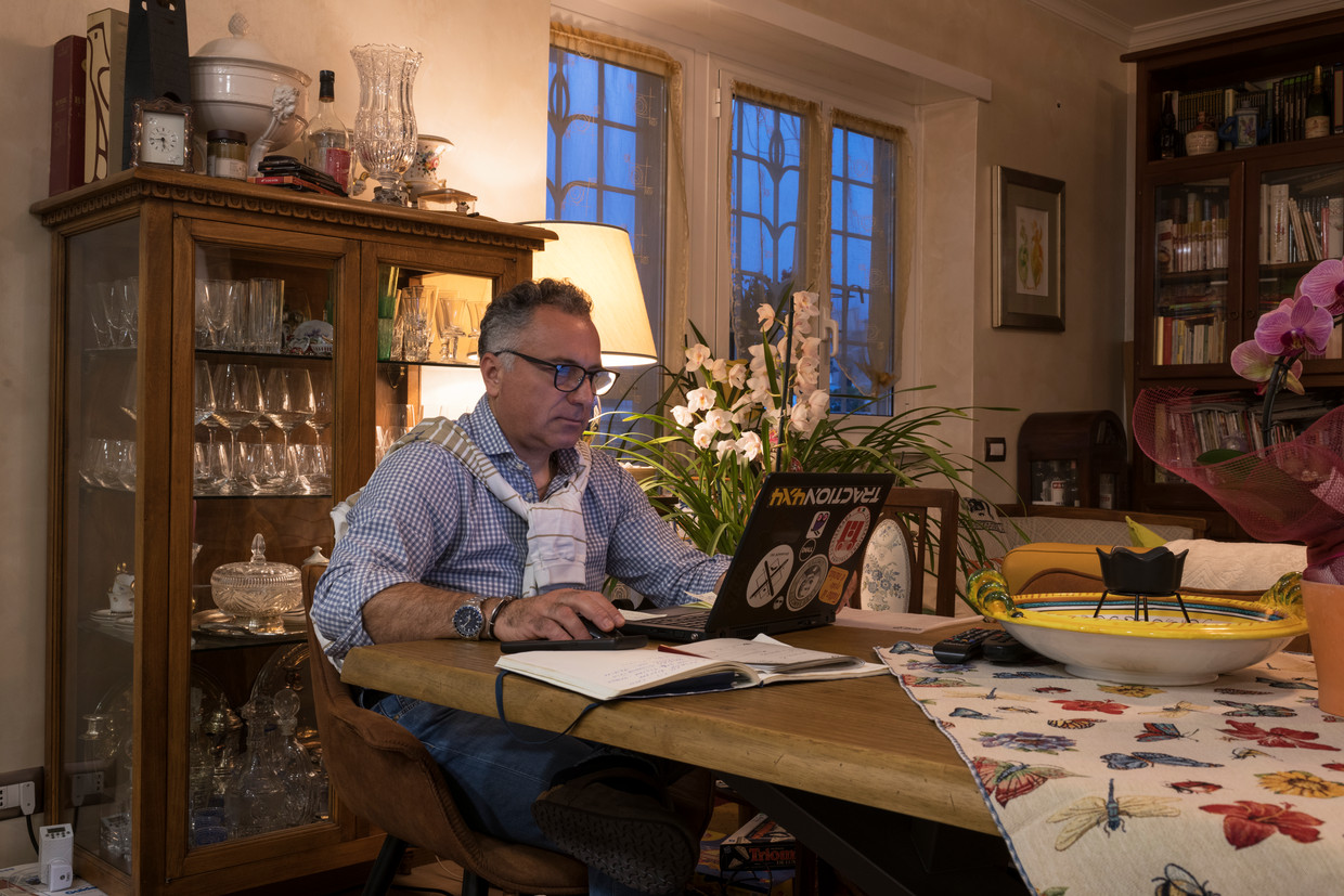 Roberto Giampaolo, 55 jaar oud, aan het werk vanuit huis vanwege het coronavirus.   Beeld LORENZO MACCOTTA/CONTRASTO