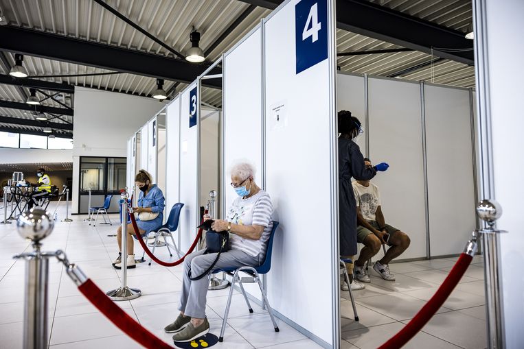 Een vrouw wordt getest op een besmetting met het coronavirus in de coronateststraat van de GGD Brabant Zuidoost. Beeld ANP / Rob Engelaar