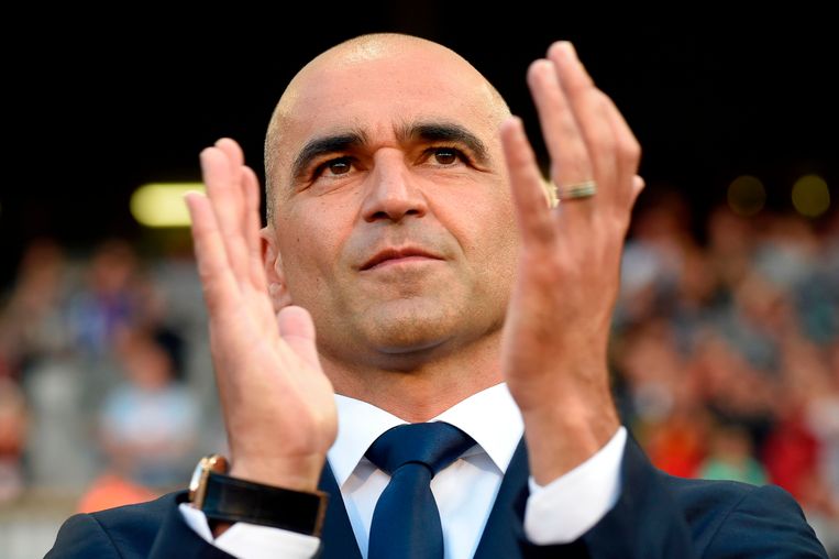 Roberto Martínez applaudisseert voor de aftrap. 