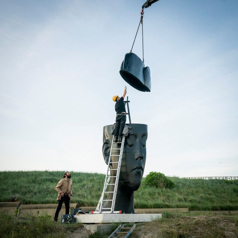 Jaume Plensa kijkt toe hoe een beeld van hem wordt geplaatst voor zijn tentoonstelling in het museum Beelden aan Zee. Beeld Foto Martijn Beekman