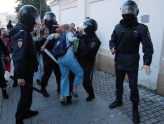 Agent veroorzaakt ophef door vrouw in de buik te slaan tijdens protest in Moskou