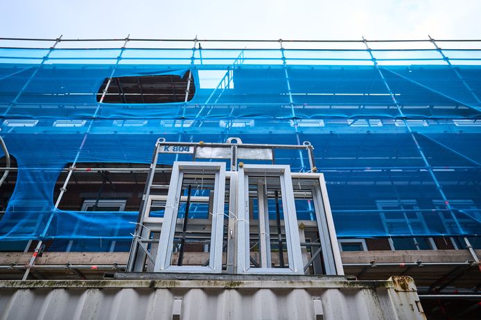 De eigenaren van voormalige sociale huurwoningen, veelal starters op de woningmarkt met weinig vakkennis en hoge hypotheken, moeten grote bedragen ophoesten voor herstel.