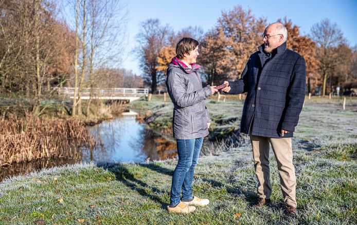 Boerin Mieke van de Pas overhandigt een eigengemaakte worst aan wethouder Steven Kraaijeveld van de gemeente Eersel.