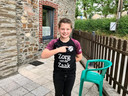 Liam laat trots zijn FC Utrecht shirt zien.