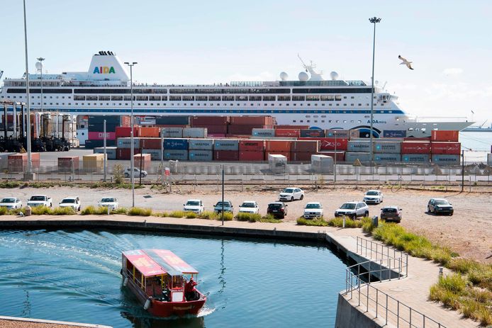 Italiaans cruiseschip in de haven van Kaapstad. Cruiseschepen mogen niet langer aanmeren in Zuid-Afrika