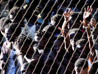450 migranten met zelfgemaakte vlammenwerpers bestormen Spaanse exclave in Noord-Afrika