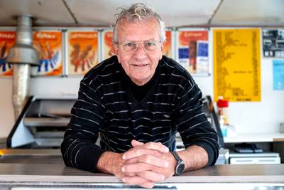 De frietkar van Henk verdwijnt na 40 jaar uit Sprundel: ‘Ik word bijna 70, in de winter is het koud 