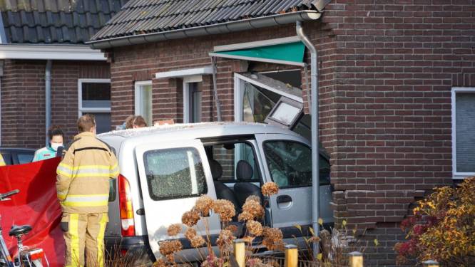 Automobiliste overlijdt na binnenrijden woning in Nieuwleusen