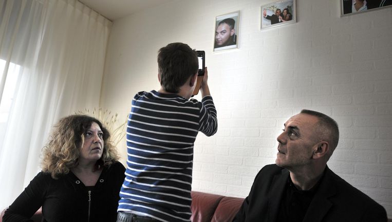 De moeder, de vader en het broertje van de Beverwijker Ihsan Gürz, kort nadat hij op 3 juli 2011 in een politiecel is overleden. Beeld Joost van den Broek