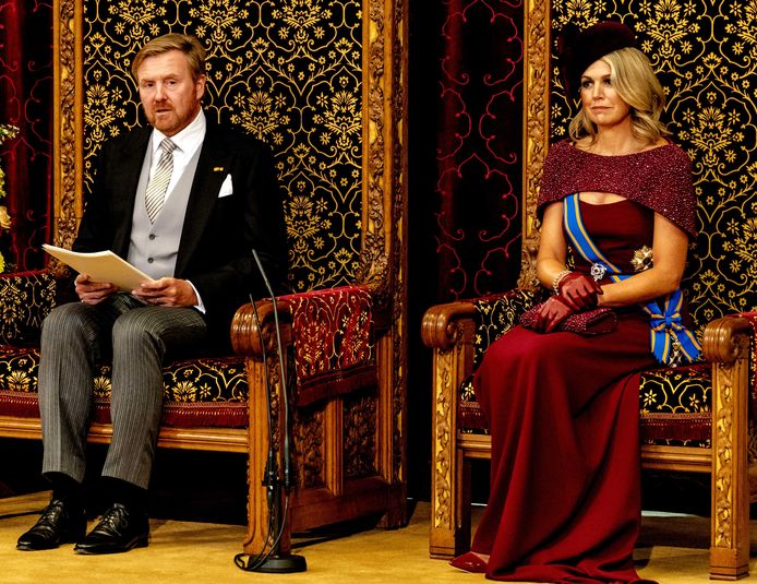 Koning Willem-Alexander leest, met aan zijn zijde koningin Máxima, de troonrede voor op Prinsjesdag aan leden van de Eerste en Tweede Kamer in de Ridderzaal. De Nederlandse ontwerper Jan Taminiau mocht Máxima al voor de derde keer kleden op Prinsjesdag.