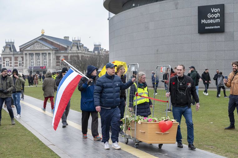 Demonstranten dragen symbolisch de democratie ten grave bij een demonstratie in Amsterdam.  Beeld ANP