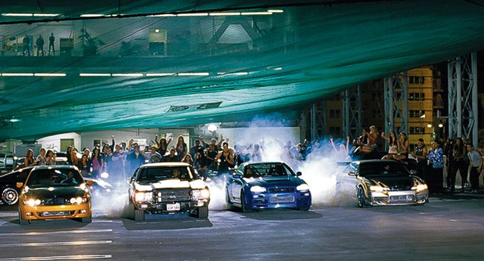 Een straatrace in de veelbekeken filmreeks The Fast and the Furious. Soortgelijke illegale straatraces spelen zich ook af tussen Bleiswijk en Zoetermeer.