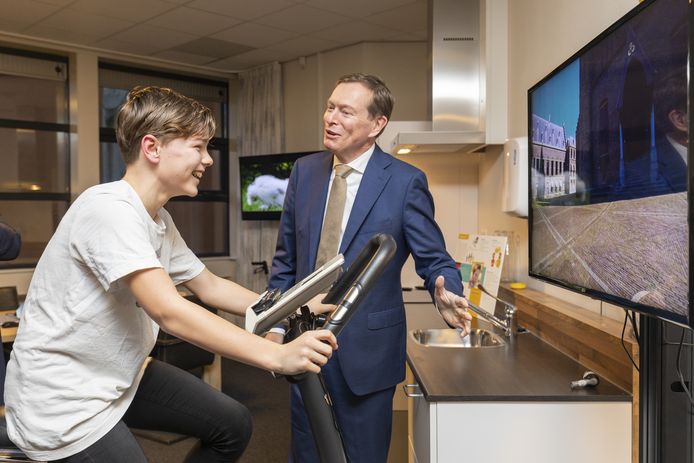 Minister Bruno Bruins ziet hoe astmapatiënt Sam de Vries virtueel door Den Haag fietst.
