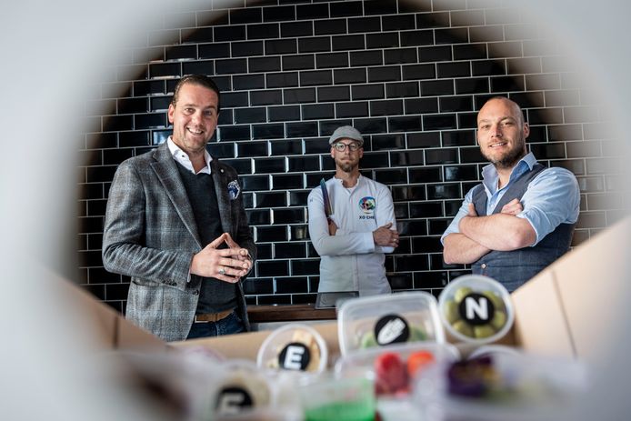 Het creatieve team van cateringbedrijf Brood met Spelen in Almelo bedacht een corona-proof lezersmenu voor Pinksteren, verpakt in een kijkdoos. Vlnr: Robert Jan Steenhagen, Barry Willemse en Christian Besselink.