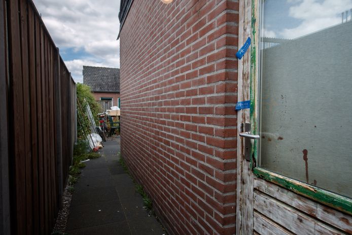 De politie verzegelde de woning in Terheijden waar een 31-jarige man uit Bavel werd neergestoken.