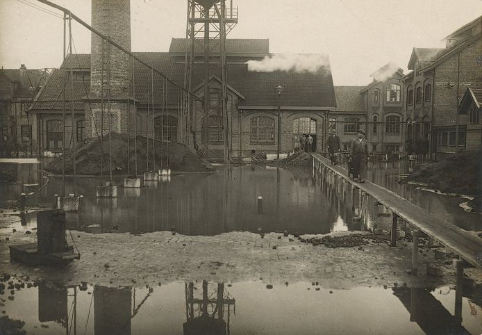 Ketelhuis in Deventer tijdens hoog water in 1920. Foto: J.H. Rutgers, Collectie Overijssel