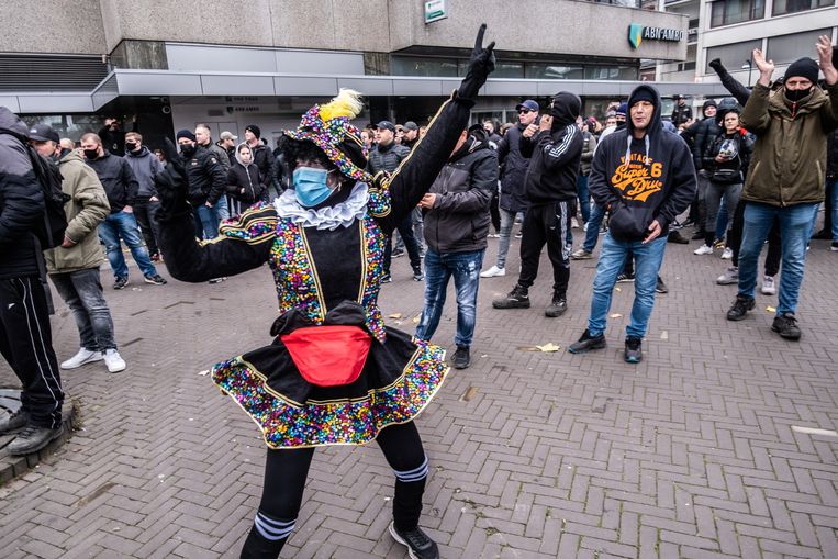 Venlo, november 2020. Leden van de actiegroep Kick Out Zwarte Piet (KOZP) protesteren tegen de ‘Grijze Piet’. KOZP wil alleen nog roetveegpieten, zonder afropruik. Beeld Joris Van Gennip