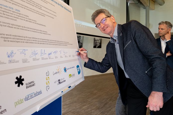 PUURS SINT-AMANDS: De lancering van het participatieproject ‘Riviercontract Vliet-Molenbeek’. Ook burgemeester Peter Van Hoeymissen ondertekende het contract.