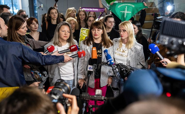 De activist Justyna Wydrzynska stond dinsdag in de Poolse rechtbank de pers te woord.  Beeld AP