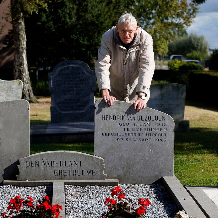 Teunis van Bezooijen bij het graf van zijn vader, op de begraafplaats in Hoogblokland.