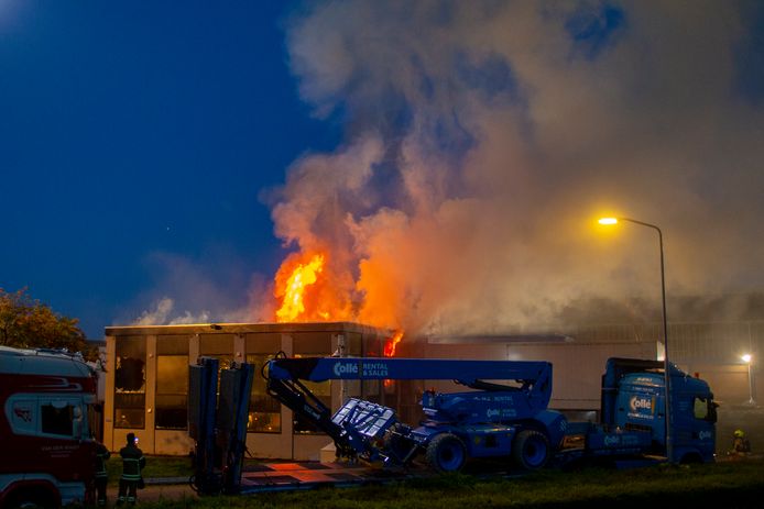 Eén van de bedrijfspanden van Alex R. werd in brand gestoken, in Zwijndrecht.