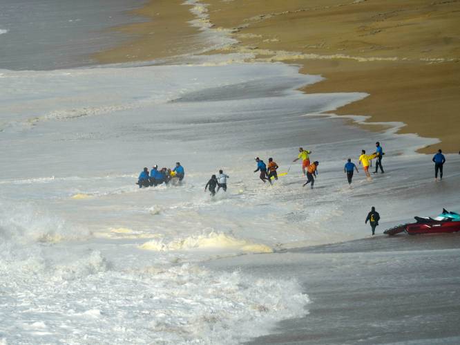 Surfer ontsnapt aan dood in Portugese monstergolven: “Dit zouden slechts weinigen overleefd hebben”