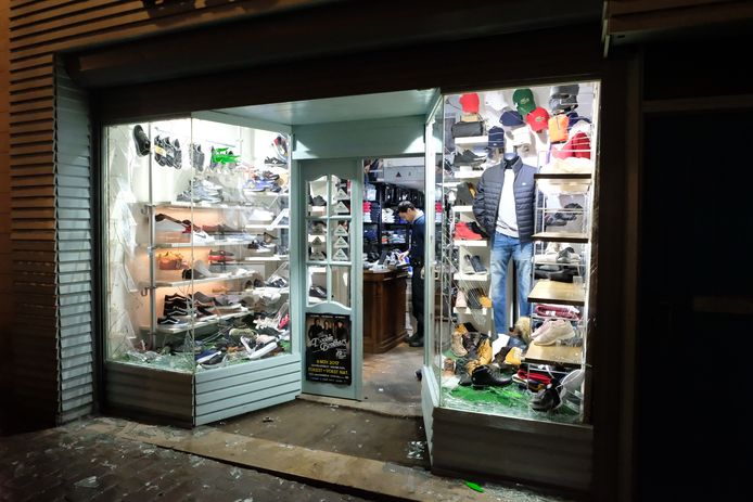 Aan de Grasmarkt werd de etalage van een schoenwinkel vernield.