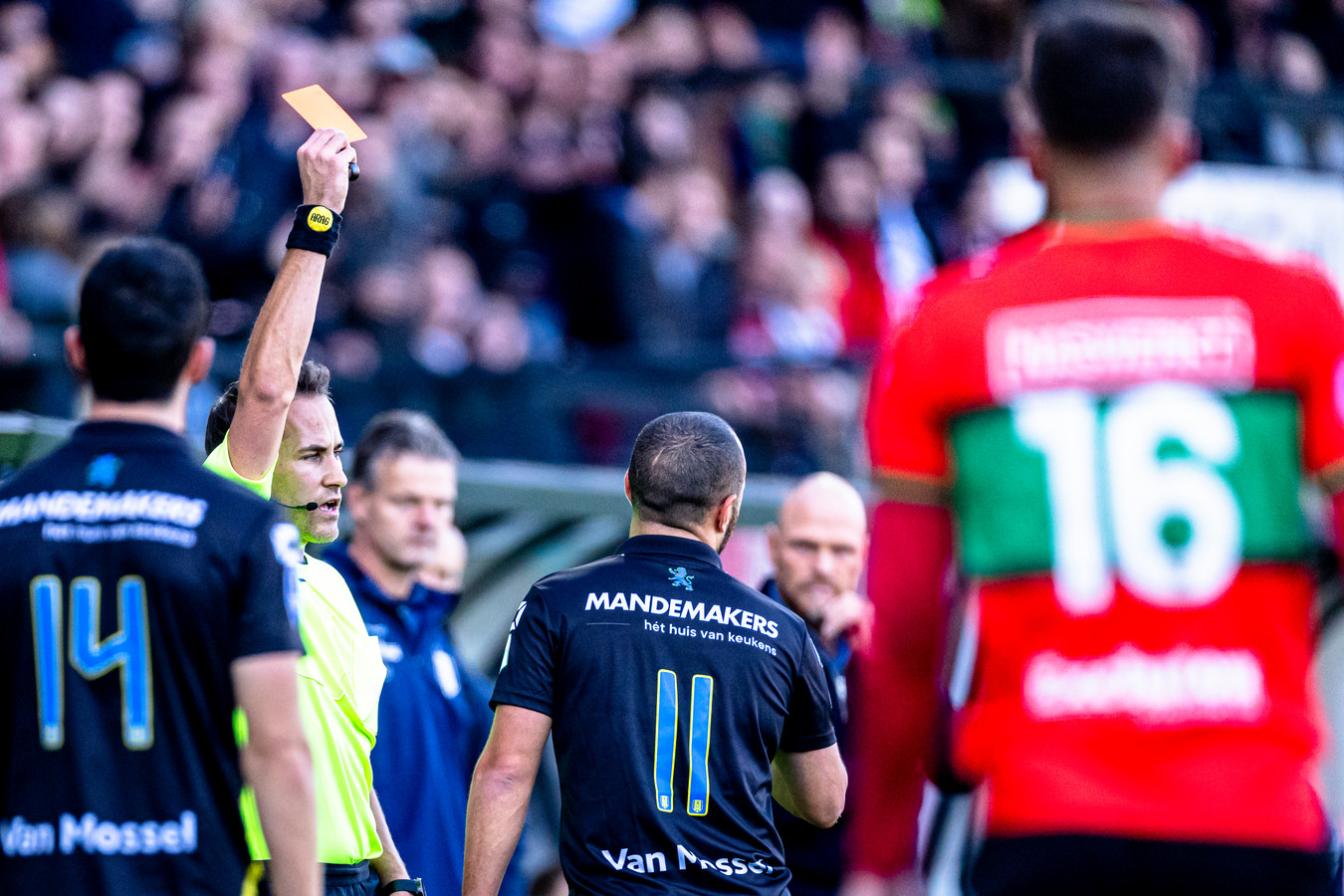 RKC'er Iliass Bel Hassani krijgt rood in de wedstrijd tegen NEC.