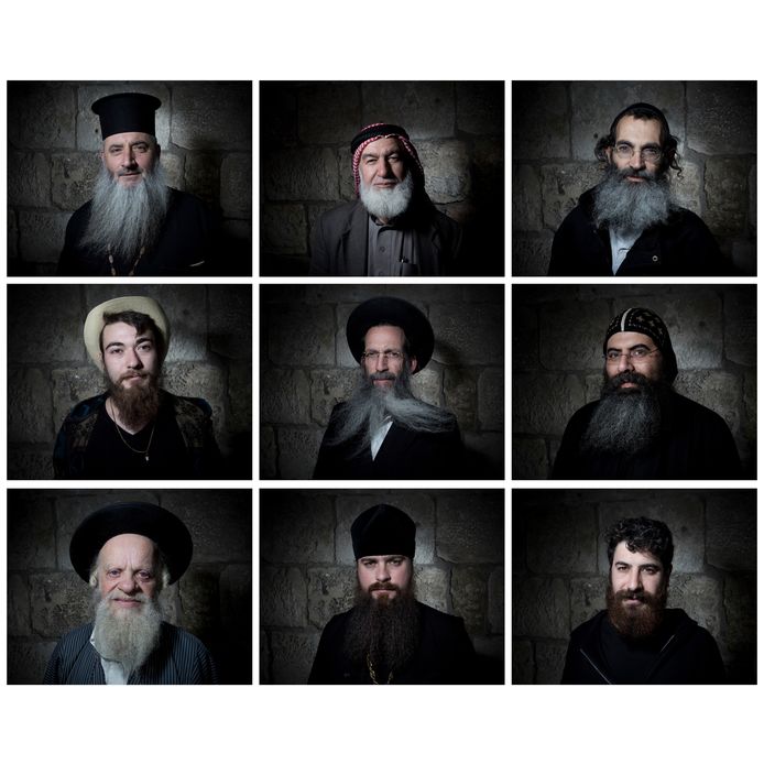 De Joodse fotograaf Oded Balilty is gefascineerd door baarddragende mannen uit Jeruzalem. Dit zijn negen mannen met verschillende religies. Oded Balilty won in 2007 de Pulitzer Prize in de categorie nieuwsfotografie.
