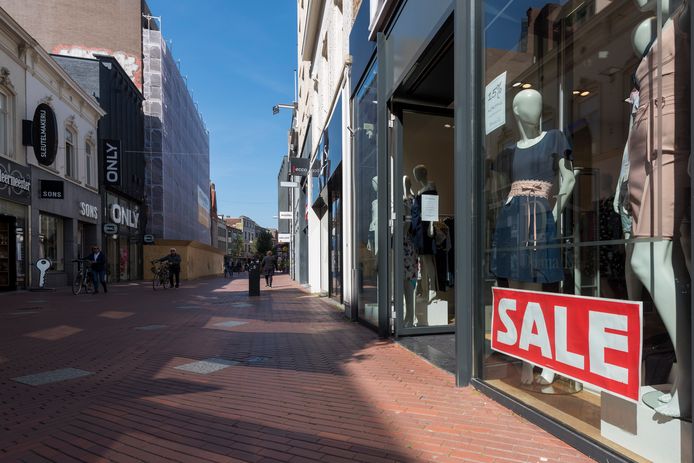 Een vrijwel lege winkelstraat in het centrum van Eindhoven.