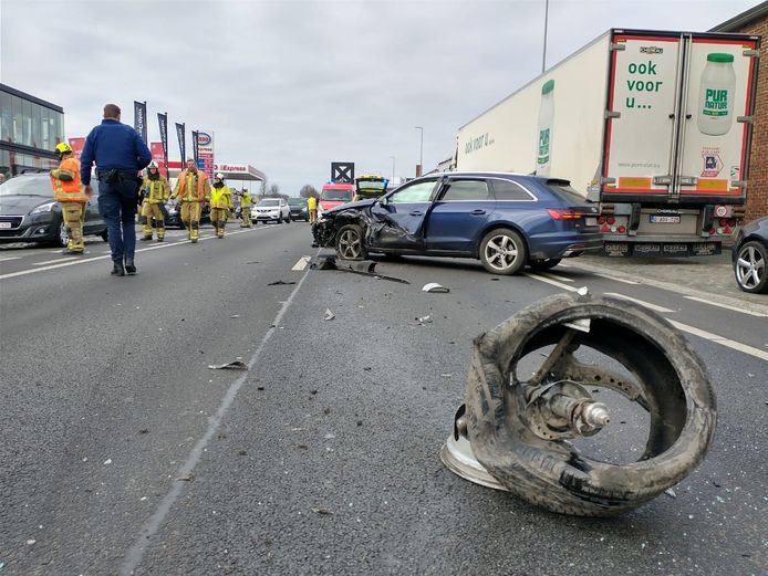 Zowel een Opel als een Audi liep zware schade op door een ongeval langs de Kortrijkstraat in Wevelgem.