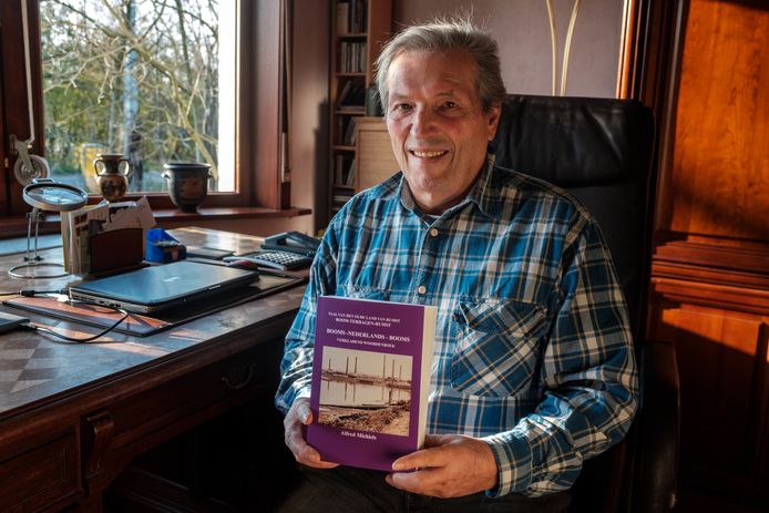 Freddy Michiels met zijn woordenboek Booms-Nederlands-Boom.