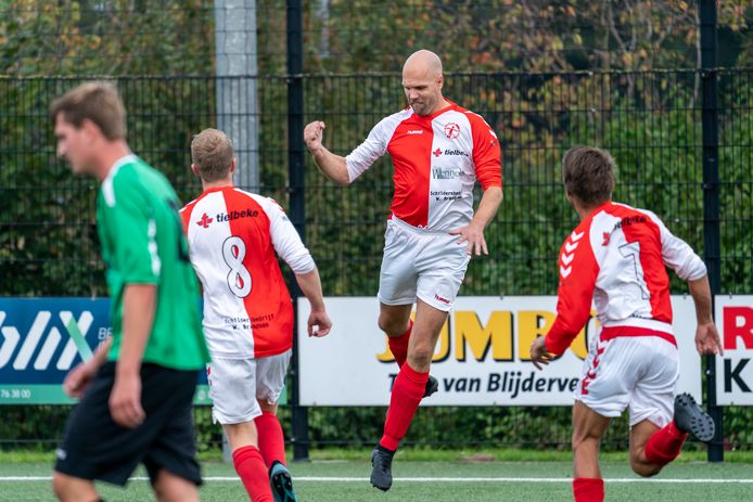 Tjerk Vos viert zijn doelpunt voor SDOO.