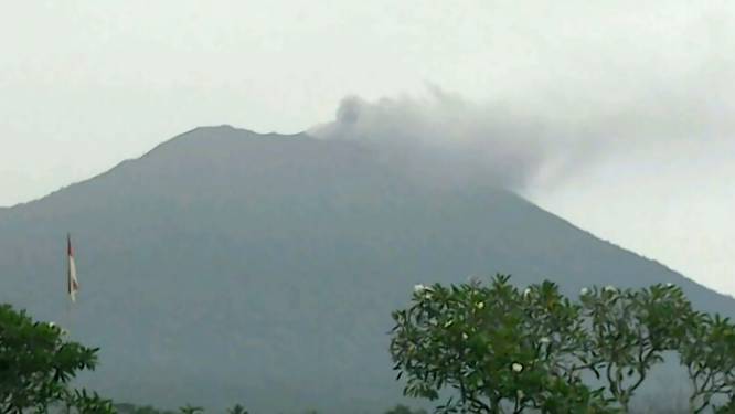 Vulkaan spuwt weer asse op vakantie-eiland Bali