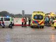 Ambulancepersoneel schiet te hulp na het drama bij de Loswal in Kampen.