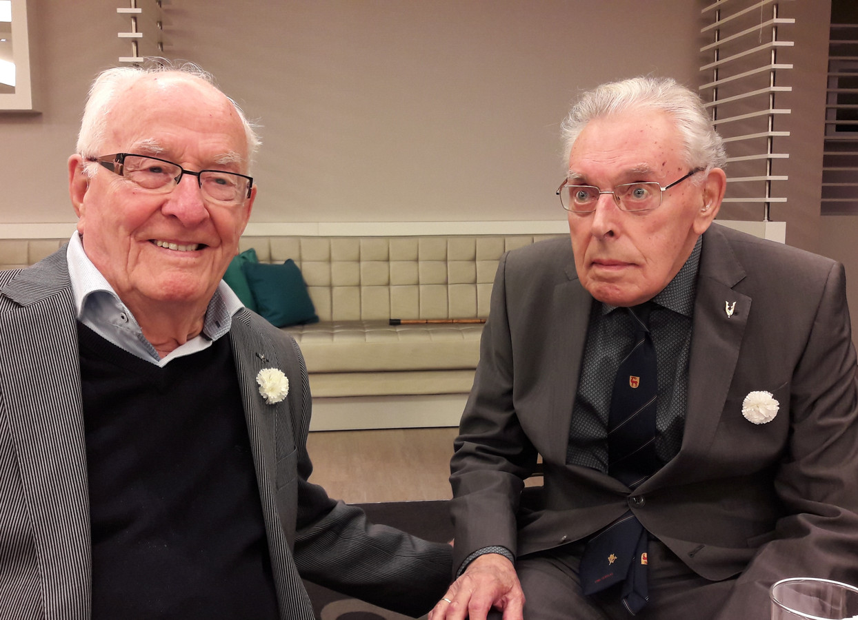 Hengelose Indiëveteranen Willy (92) en Hendrikus (92) maken eindelijk kennis met elkaar Foto